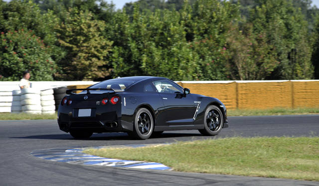 >　最終コーナーからストレートへ向けて立ち上がるSpec V。初期型の基準車より早いタイミングでアクセルオンができる。