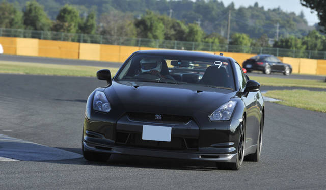 　最終コーナー手前のタイトコーナーへのアプローチ。初期型基準車よりアンダーステアは軽微。