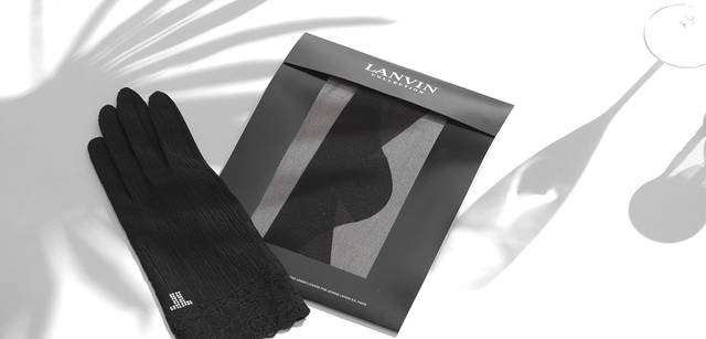 <br />立体的に織られた楊柳素材が涼しげなグローブ。ランバン コレクションのロゴである「ダブルJL」マークがクリスタルガラスであしらわれて。婦人UV手袋　3150円（サンエース　0120-810-971）、「素足の化粧品」と称されるダイヤモンドデシンヤーン使用のストッキング。きめ細やかでサラっとした触感、自然なフィット感が特徴。ストッキング1050円（グンゼ　0120-167874）