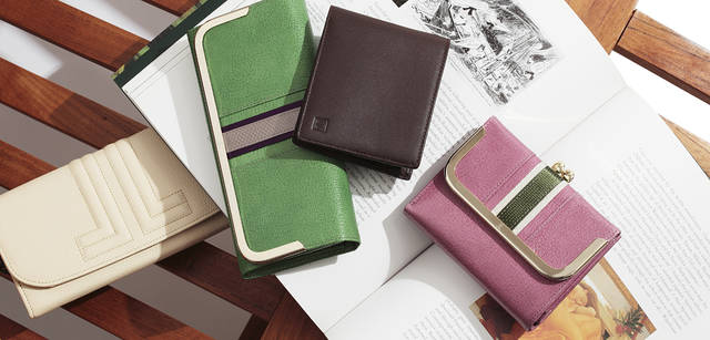 <br />ランバン コレクションのウォレットは、収納力や機能性にも優れている。所々に配されたステッチやリボンづかいがポイント。左から｜ウォレット「JLエンボス」1万4700円、ウォレット「アンサンブルS」1万5750円（ともにエリット　Tel.03-3861-7958）、ビジネスシーンにも最適なベーシックさ。メンズウォレット7350円（ヤマニ　Tel. 03-3862-0821）、ウォレット「アンサンブルS」1万3650円（エリット　Tel.03-3861-7958）