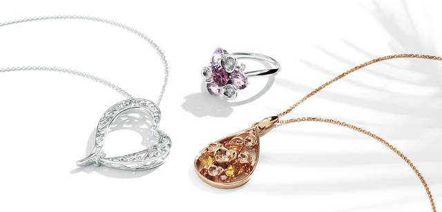 <br />左｜「喜びの心」というシリーズ名のとおり、愛のブランドを象徴するハートモチーフのペンダントトップ。大小のダイヤモンドもあしらわれて。「Esprit de joie（エスプリ・ド・ジョア）」[K18WG×ダイヤモンド]15万7500円、上・右｜楽園に咲き乱れる花をモチーフに、半貴石をいくつも配した。「ブーケ・ド・ローズ」リング[WG×アメシスト×ガーネット×ダイヤモンド]17万8500円、ペンダント[PG×シトリン×ダイヤモンド]19万7400円（すべて栄光時計　Tel. 03-3835-2606）