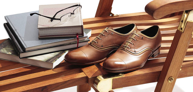 <br />旅には欠かせないドレスウォッチのバンド部分をモチーフにした大人のアイウエア。3万7800円（シャルマン　0120-480-828）、独特の鈍い光沢のナチュラルレザーと、透明感のあるエナメルレザーとのコンビネーション。リラックスしたなかにもエレガンスが感じられる1足。内羽根ストレートチップ2万4150円（クラウン製靴　Tel.042-499-0840）