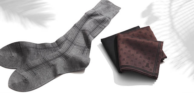 <br />足元からちらりと見えるチェック柄ソックスは、タイやチーフのようにコーディネイトアイテムとして合わせたい。落ち着いた雰囲気も重宝しそう。トーンチェック ソックス1050円（レナウンインクス Tel. 03-5496-8613）、繊細な糸を使うことで、しなやかな光沢感を実現した綿100%ハンカチ。シックな色合いが魅力。メンズハンカチーフ　各1575円（川辺　Tel.03-3352-1231）
