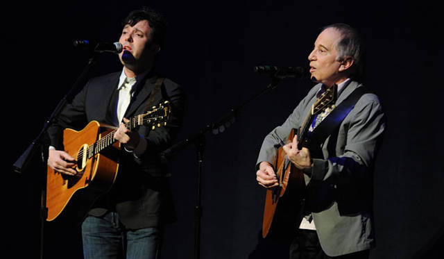 YOKO ONO PLASTIC ONO BAND｜BROOKLYN ACADEMY OF MUSIC FEBRUARY 16th 2010｜ポール・サイモン（右）と息子のハーパー・サイモン（Harper Simon）