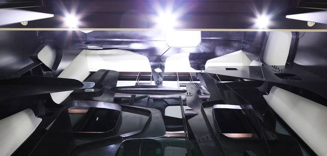 BARNEYS NEW YORK｜バーニーズ　ニューヨーク神戸店 エントランスから見上げる