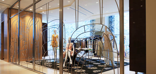 BARNEYS NEW YORK｜バーニーズ　ニューヨーク神戸店 2階 ブライダルフロアとフィリピ氏デザインの可動スクリーン