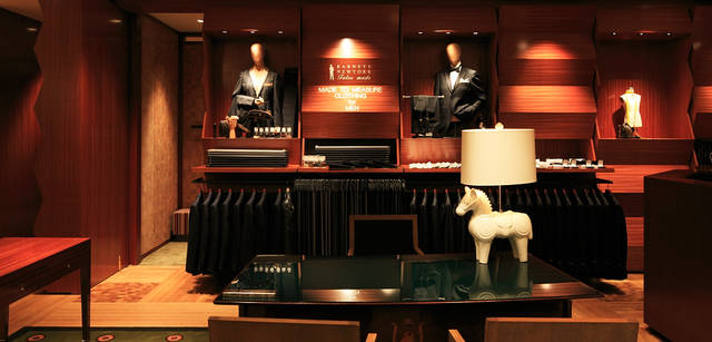 BARNEYS NEW YORK｜バーニーズ　ニューヨーク神戸店 地下1階 フルオーダーサロンの隠し扉（左側）