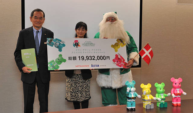 <b>伊勢丹｜2009年 Merry Green Christmas クリスマス チャリティ キャンペーン</b><br>メリーグリーンクリスマス チャリティ金 贈呈式<br>写真右から、デンマークの環境親善大使グリーンサンタ®、グリーンサンタ基金代表理事 伊藤正侑子氏、株式会社三越伊勢丹ホールディングス 石塚邦雄 代表取締役社長執行役員（写真＝伊勢丹）<br>BE@RBRICK TM & © 2001-2009 MEDICOM TOY CORPORATION. All rights reserved. 