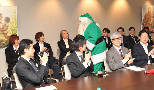 <b>伊勢丹｜2009年 Merry Green Christmas クリスマス チャリティ キャンペーン</b><br>メリーグリーンクリスマス チャリティ金 贈呈式（写真＝伊勢丹）