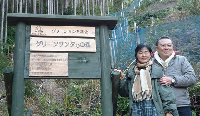 <b>伊勢丹｜2009年 Merry Green Christmas クリスマス チャリティ キャンペーン</b><br>グリーンサンタ基金代表理事 伊藤正侑子さんと、速水林業代表 速水 亨さん<br>（2010年1月グリーンサンタ®の森にて撮影 写真＝グリーンサンタ基金）