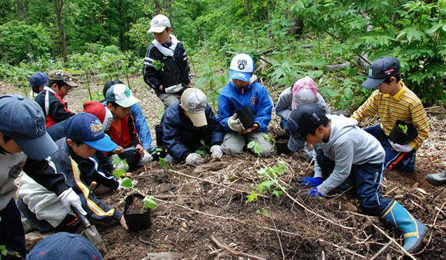 <b>伊勢丹｜2009年 Merry Green Christmas クリスマス チャリティ キャンペーン</b><br>北海道旭川市・東鷹栖（ひがしたかす）グリーンサンタ®の森での環境学習（写真＝グリーンサンタ基金）