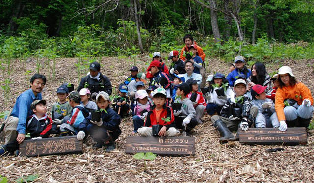 <b>伊勢丹｜2009年 Merry Green Christmas クリスマス チャリティ キャンペーン</b><br>北海道旭川市・東鷹栖（ひがしたかす）グリーンサンタ®の森での環境学習（写真＝グリーンサンタ基金）