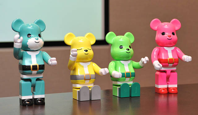 <b>伊勢丹｜2009年 Merry Green Christmas クリスマス チャリティ キャンペーン</b><br>メリーグリーンクリスマス チャリティ金 贈呈式（写真＝伊勢丹）<br>BE@RBRICK TM & © 2001-2009 MEDICOM TOY CORPORATION. All rights reserved. 