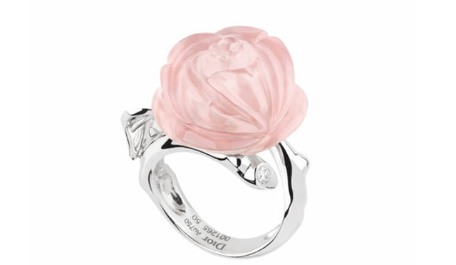 Dior｜ディオール｜「職人達が支えるクリエーション」｜ミリ―ラフォレのムッシュ・ディオールの庭園から届いた摘みたてのバラをモチーフに。「ローズ ディオール プレカトラン」[WG×ダイヤモンド×ピンククォーツ]（伊勢丹限定5本）54万6000円
