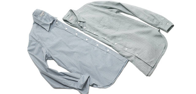 　左から：チェックのコットンシャツ 2万7300 円、ドットのリネンシャツ 3万4650 円