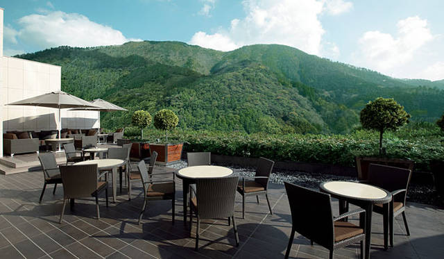 リゾートトラスト｜エクシブ箱根離宮｜ダイニング＆ラウンジ「ベラヴィスタ」／ガーデンテラス