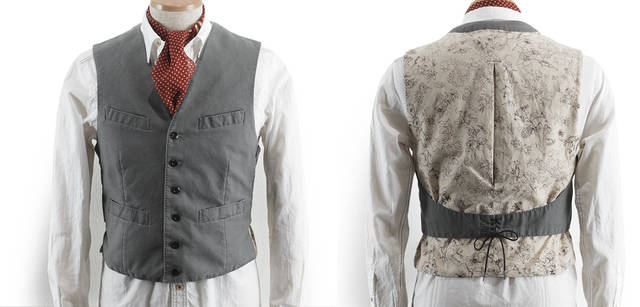 <strong>Paul Smith COLLECTION│ポール・スミス コレクション</strong><br />ベスト2万3100円、シャツ2万3100円、スカーフ1万3650円