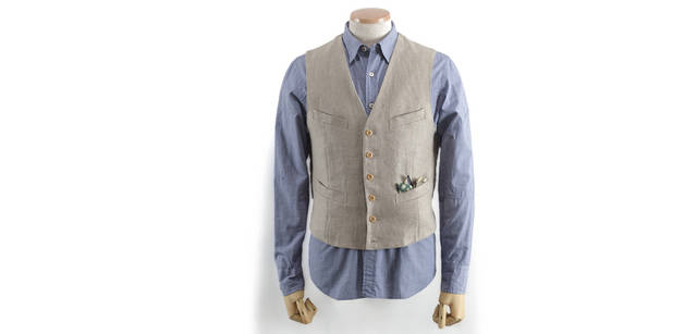 <strong>Paul Smith COLLECTION│ポール・スミス コレクション</strong><br />ベスト2万5200円、シャツ2万7300円、スカーフ1万3650円