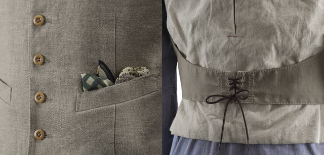 <strong>Paul Smith COLLECTION│ポール・スミス コレクション</strong><br />ベスト2万5200円、シャツ2万7300円、スカーフ1万3650円