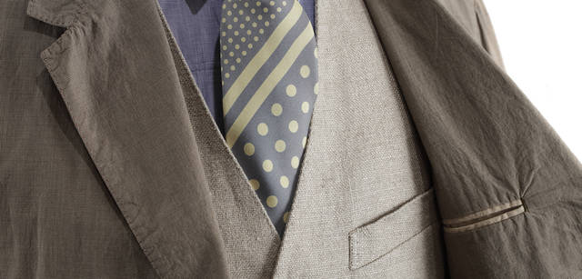 <br />ジャケット5万4600円、ベスト2万5200円、シャツ2万7300円、ネクタイ9975円