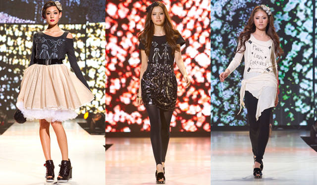 神戸コレクション2010SPRING/SUMMER│バーニーズ　ニューヨーク│I AM by AGYNESS DEYN for BARNEYS GREEN<br>左から、ゼッケンプリントロングニット2万6250円（4月下旬展開予定）、プリントTシャツ9345円（4月下旬展開）、ゼッケンプリントロングニット2万6250円（4月下旬展開予定）、ネックレス1万円（joujou for BARNEYS GREEN）