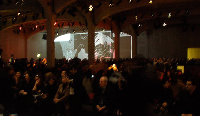 プラダ｜PRADA｜2010-11秋冬コレクションより。会場ではヘルツォーク＆ド・ムーロンによるアニメーションが流された。