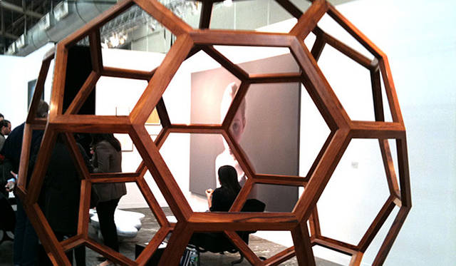 マシュー・ワォルドマン｜matthew waldman｜Neon Vagina ＠ 2010 NYC The Armory Show<br>アーティストの名前はわかりません。スミマセン……。いい写真になると思ったから撮りました。