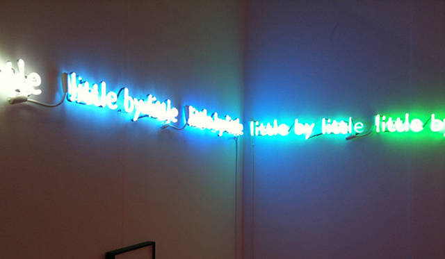 マシュー・ワォルドマン｜matthew waldman｜Neon Vagina ＠ 2010 NYC The Armory Show<br>このインスタレーションは小さな部屋で行われていた。床はおもちゃっぽいダイスだらけ