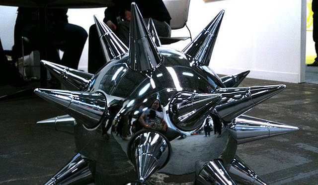 マシュー・ワォルドマン｜matthew waldman｜Neon Vagina ＠ 2010 NYC The Armory Show<br>戦争のお土産かな？