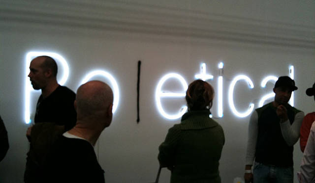 マシュー・ワォルドマン｜matthew waldman｜Neon Vagina ＠ 2010 NYC The Armory Show<br>デザインと美術の境目をもっと理解したいです。