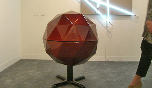 マシュー・ワォルドマン｜matthew waldman｜Neon Vagina ＠ 2010 NYC The Armory Show<br>このブルックリンのアーティストの彫刻は秘密のバー。新鮮だけどなぜか昔っぽい。