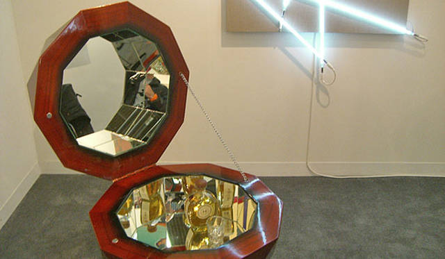 マシュー・ワォルドマン｜matthew waldman｜Neon Vagina ＠ 2010 NYC The Armory Show<br>このブルックリンのアーティストの彫刻は秘密のバー。新鮮だけどなぜか昔っぽい。