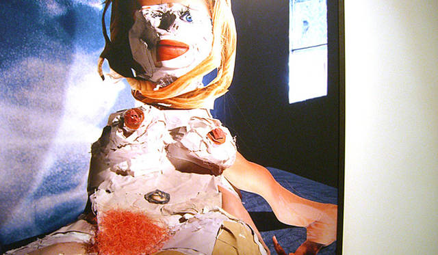 マシュー・ワォルドマン｜matthew waldman｜Neon Vagina ＠ 2010 NYC The Armory Show<br>Daniel Gordonのコラージュ。不気味で好き。やっぱりピンク毛はチャームポイントでしょう。