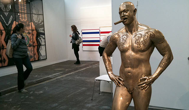 マシュー・ワォルドマン｜matthew waldman｜Neon Vagina ＠ 2010 NYC The Armory Show<br>女性に生まれた男性の天使の彫刻は等身大サイズでつい見つめちゃう。裏にGilbert and Georgeのデッカい作品があって美術館感覚。