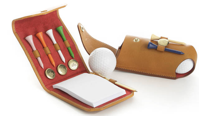 <br />左から：スコアブック用ケース 3万3600円、ボールケース 3万8850円