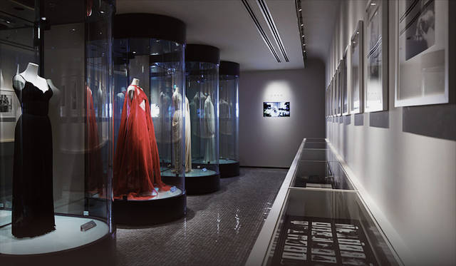 <br />東京港区、八木通商ビル内にあるマダム グレのショールーム。八木通商が神戸ファッション美術館に所蔵するマダム グレの作品が、入れ替わりでこのショールームに展示される。