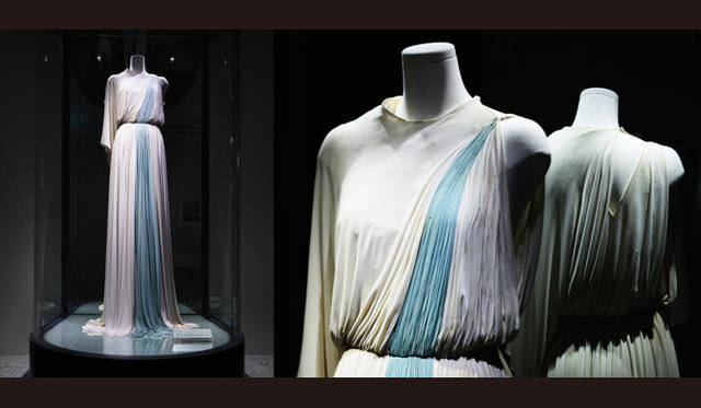 <br />白と浅黄色のシルクジャージー。フルレングス。右側は裁ちだしのドルマン風袖付け、左側は袖なしのアシンメトリックな構図。まるで日本画に描かれた荘厳な滝のように、浅黄色のプリーツが効果的に挿入されている。身頃部分にオーガンジーの裏打ちのみのシンプルな仕立てのドレス。（1981年）