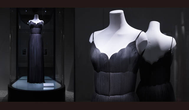 <br />黒いシルクジャージー。フルレングス。胸元にしなやかなスカラップを配し、連続したプリーツを縫い留めたキャミソール型ドレス。14mに及ぶ極薄の布地が実に370のプリーツでたたまれている。縦方向に11本のボーン、ブラジャー型のワイヤーがはめこまれている。一見シンプルに見える外見とは裏腹に、内部の構造は堅固な作りとなっている。（1970年）