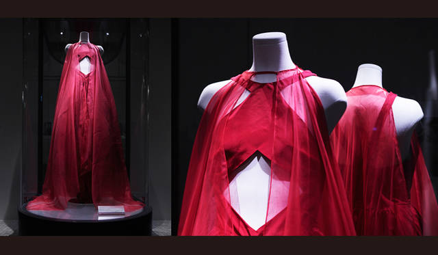 <br />深紅のシルクタフタのパンツドレス。同色のシルクオーガンジーのベール。異文化の香りが漂うハーレムパンツ型のドレス。パンツ、ナイロンゴースで支持されたアンダースカート、スカートの3重の複雑な構造になっている。大胆なデザインを用いてもグレの作品のエレガンスは揺るぎがない優雅な一品。（1980年）