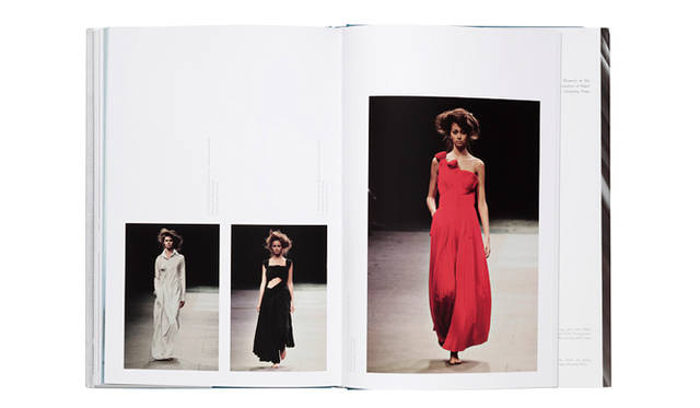 <br />ヨウジ ヤマモトが、グレへのオマージュとして発表した2005年春夏コレクションより。プリーツが美しい。©『sphinx of fashion』yale university press new haven and london