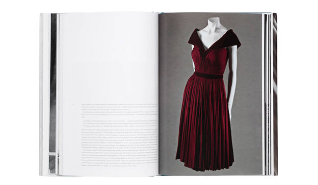 <br />シルクジャージとベルベットの組み合わせが美しい。カクテルドレス（1948-49）©『sphinx of fashion』yale university press new haven and london