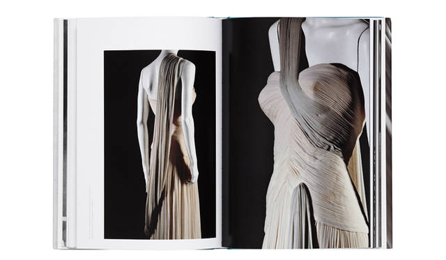 <br />「Grecian」イヴニングドレス。シルクジャージ素材（1950-51年）©『sphinx of fashion』yale university press new haven and london