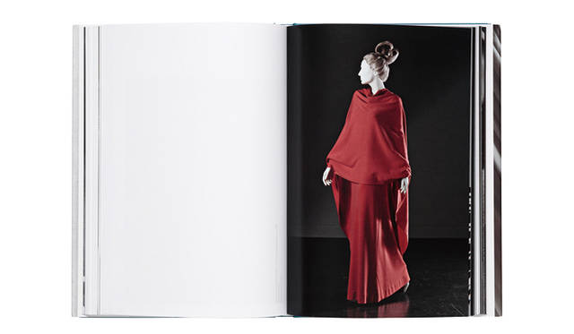 <br />コーラルカラーが鮮やかなツーピース・イヴニング・アンサンブル。ジャージ素材で作られた。（1965年）©『sphinx of fashion』yale university press new haven and london