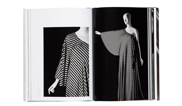 <br />ワンショルダーのカフタンドレス。袖のデザインが特徴的。（1975年）©『sphinx of fashion』yale university press new haven and london