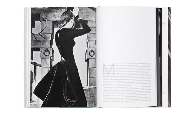 <br />グリーンとガーネットカラーのベルベットで作られたイヴニング・ドレス。1939年『ハーパース・バザー』誌掲載。©『sphinx of fashion』yale university press new haven and London