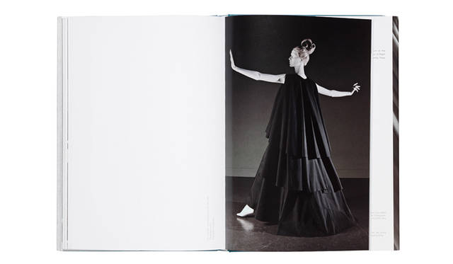 <br />ドレス全体がティアードになっている。「Turandot」イヴニング・ドレス（1967年）©『sphinx of fashion』yale university press new haven and london