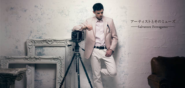 　淡いピンク色がノーブルな雰囲気を漂わせるコーディネート。ジャケット 20万8950円、シャツ 3万5700円、パンツ 3万9900円、ベルト 参考商品／すべてサルヴァトーレ フェラガモ、サングラス 3万450円／サルヴァトーレ フェラガモ アイウエア（すべてフェラガモ・ジャパン）