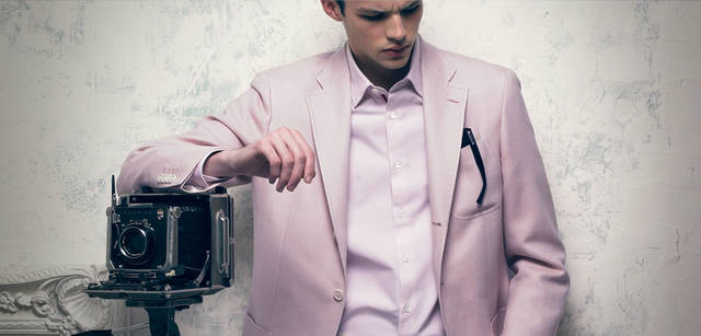 　ジャケット 20万8950円、シャツ 3万5700円／ともにサルヴァトーレ フェラガモ、サングラス 3万450円／サルヴァトーレ フェラガモ アイウエア（すべてフェラガモ・ジャパン）