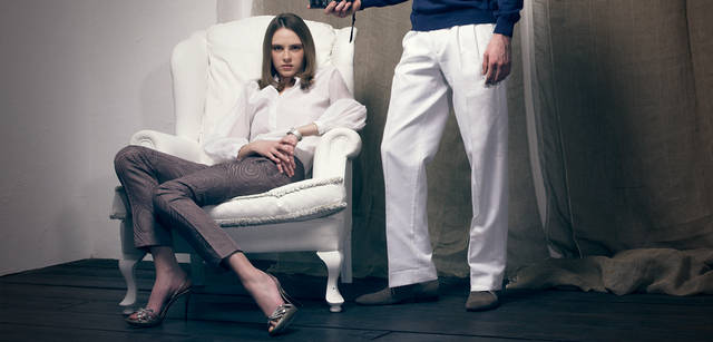 　女性：ブラウス 11万5500円、パンツ 9万9750円、サンダル 10万8150円、時計 51万9750円、男性：ニットポロ 9万1350円、パンツ 7万8750円、シューズ 6万7200円／すべてサルヴァトーレ フェラガモ（フェラガモ・ジャパン）