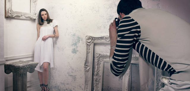 　女性：ネックラインを飾る独創的なビーズが圧倒的な存在感を見せる。ドレス 45万9900円、サンダル 12万8100円、バングル 3万5700円、男性：ニット 6万3000円、ストール 2万3100円、パンツ 4万7250円、シューズ 6万7200円／すべてサルヴァトーレ フェラガモ（フェラガモ・ジャパン）